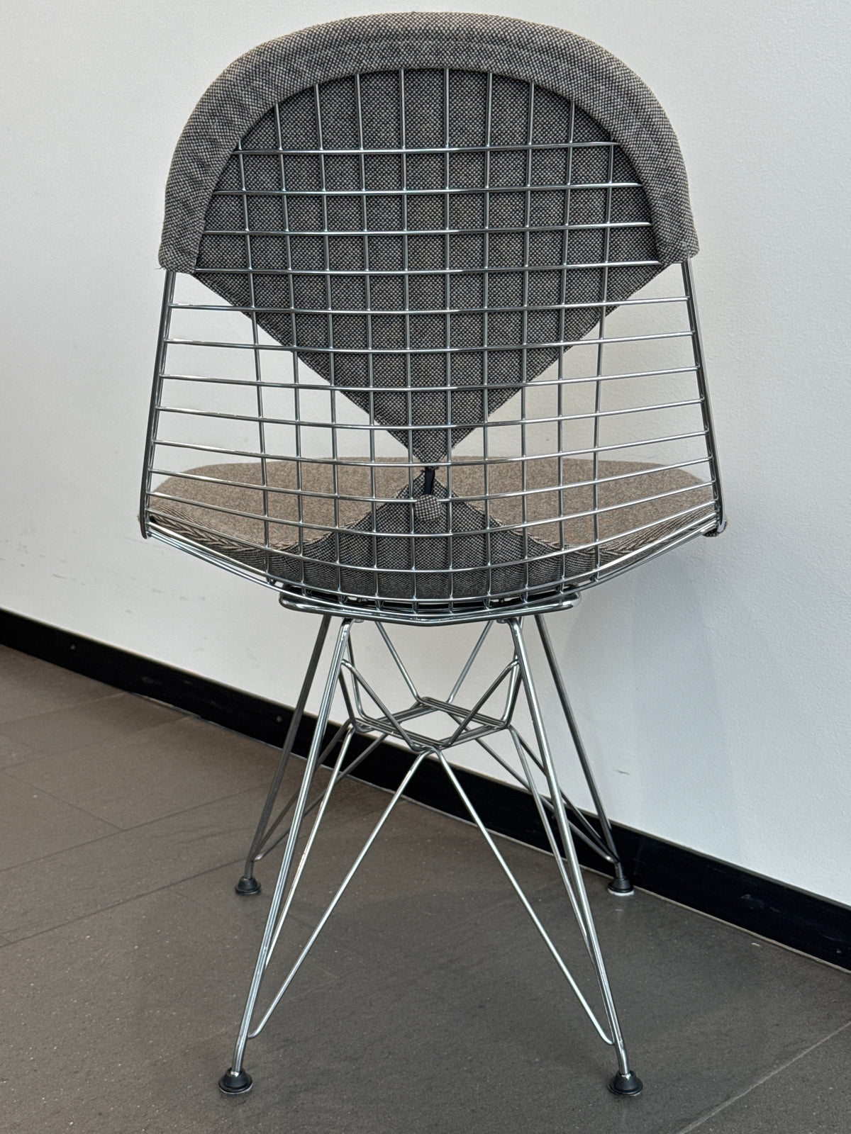 Vitra Eames Wire Chair DKR, Chrom mit Sitzkissen Grau