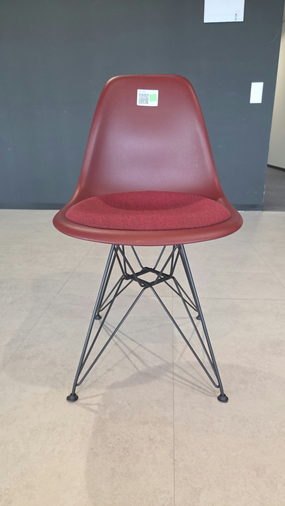 Vitra Eames DSR Stuhl, Oxidrot/Rot – leicht gebraucht