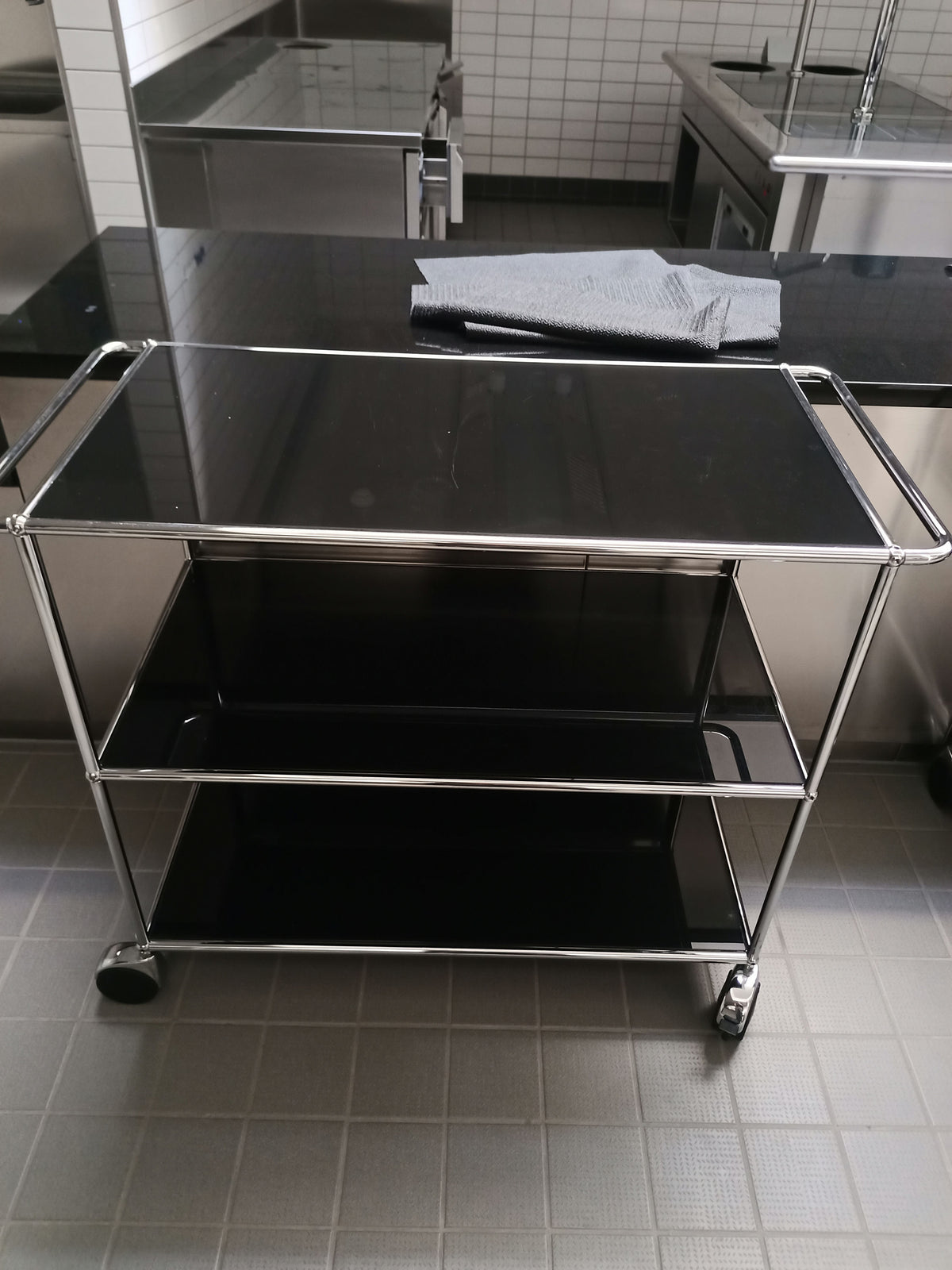 USM Haller Rollwagen 1x2 Tiefe 50, Graphitschwarz, mit Stossbügel – geschlossen