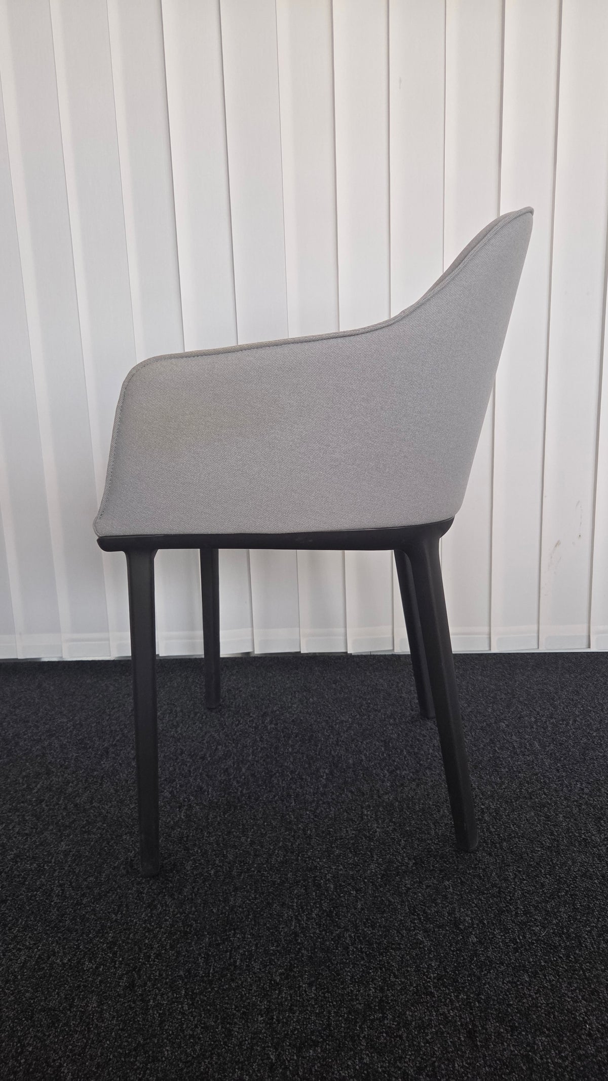 Vitra Softshell Chair Konferenzstuhl, Stoff Hellgrau, Vierbein Schwarz