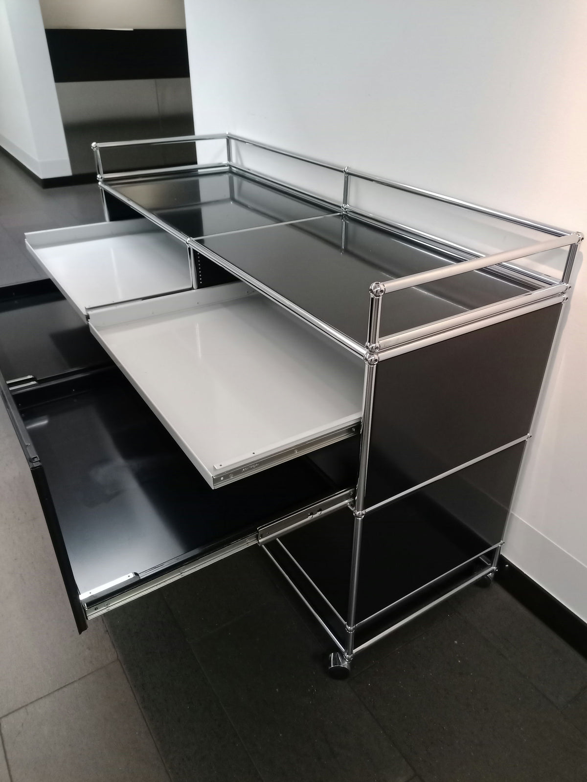 USM Haller 2x2 Tiefe 50, Graphitschwarz, 4 Ausziehtüren, 2 Ausziehtablare, Sonderaufbau – offen