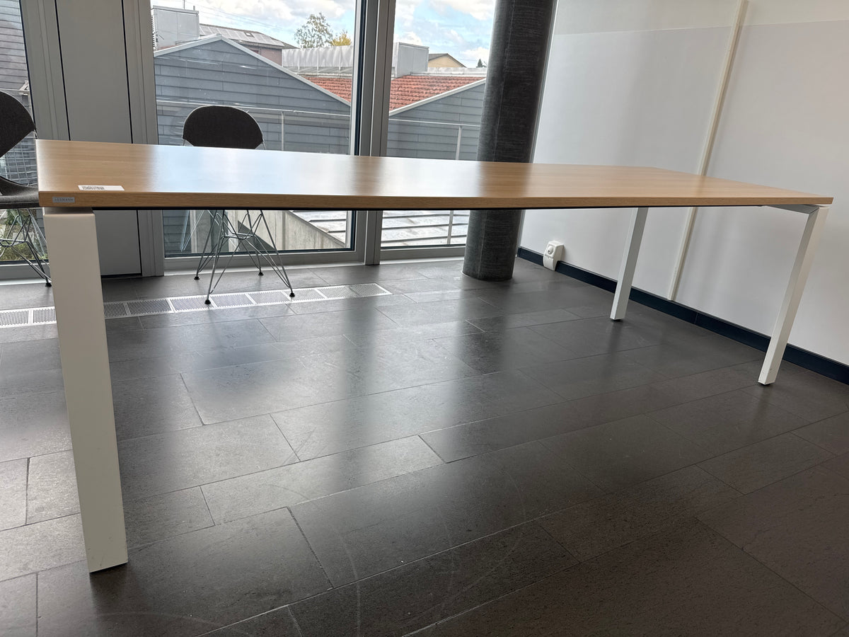 Assmann Solos Konferenztisch, Eiche, Gestell Weiss, 240 × 80 cm