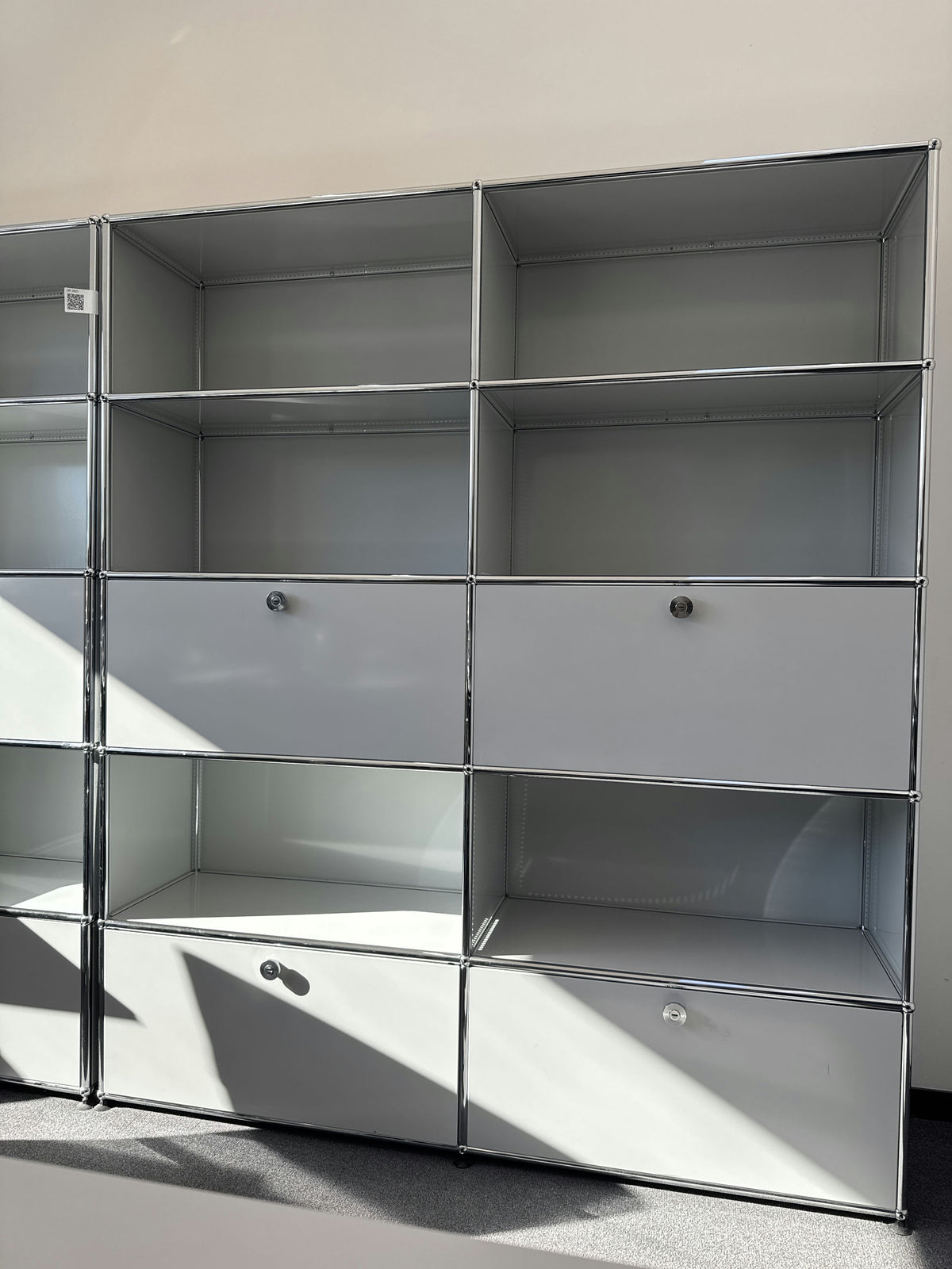 USM Haller Regal 2x5, Lichtgrau, 2 Klapptüren, 2 Ausziehtüren – geschlossen