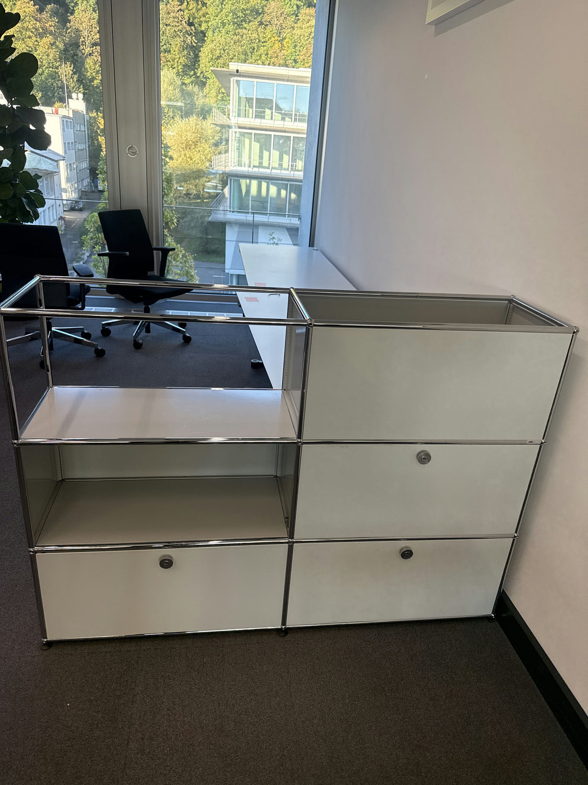USM Haller Regal 2x3, Lichtgrau, 1 Klapptüre, 2 Ausziehtüren