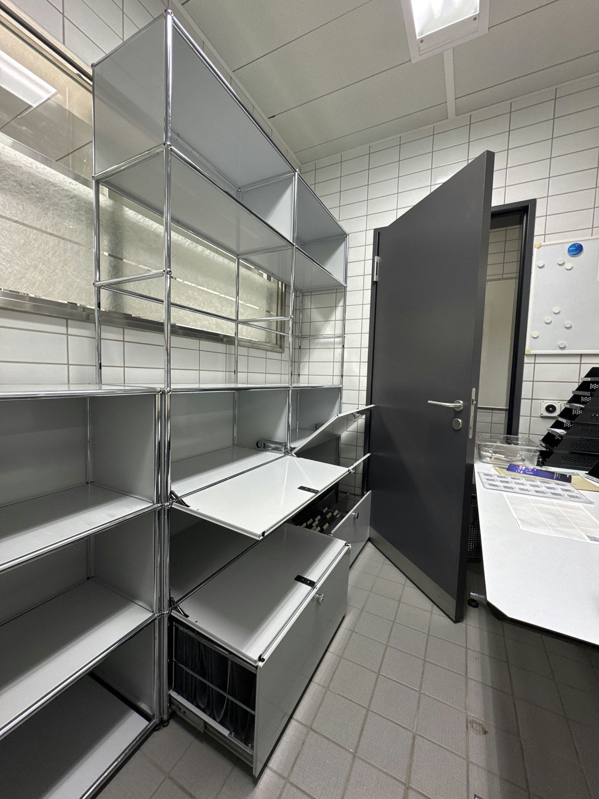 USM Haller Regal 2x6, 4 Klapptüren, 2 Ausziehtüren, mittig durchgehend – offen