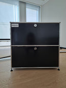 USM Haller Regal 1x2, Graphitschwarz, 2 Ausziehtüren, 2 Ausziehtablare – geschlossen