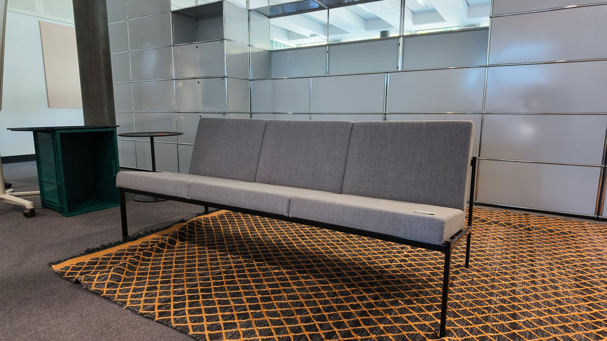 Artek Kiki Sofa 3-Sitzer, Grau, Gestell Schwarz