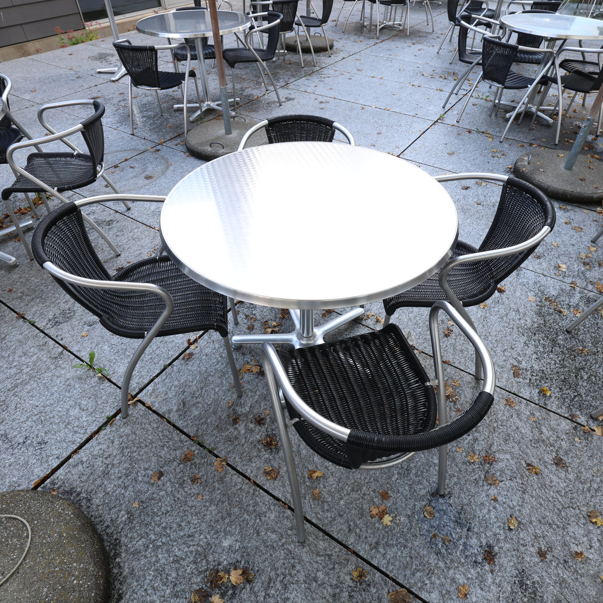 Gartenmöbel-Set: Indecasa Bistrotisch Ø 94 cm + 4 Steelmobil Stühle