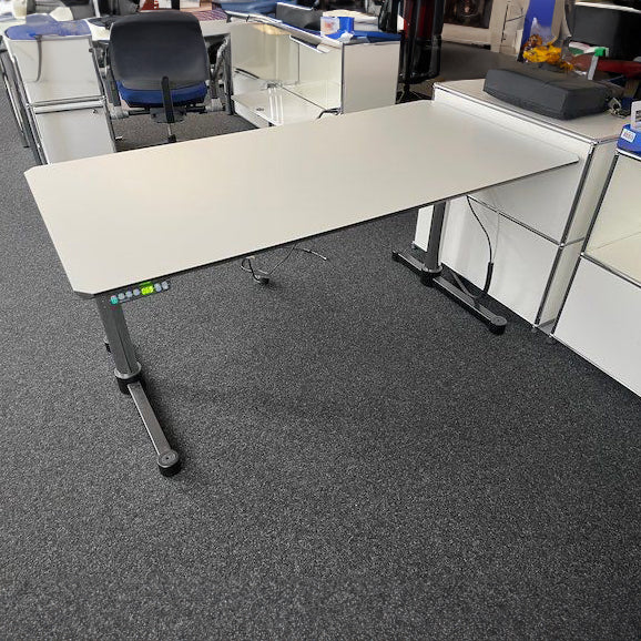 USM Kitos E Höhenverstellbarer Tisch 150x75cm B0087
