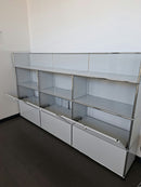 USM Haller Regal 3x4, Lichtgrau, 3 Klapptüren, mit Buffet-Ebene – offen