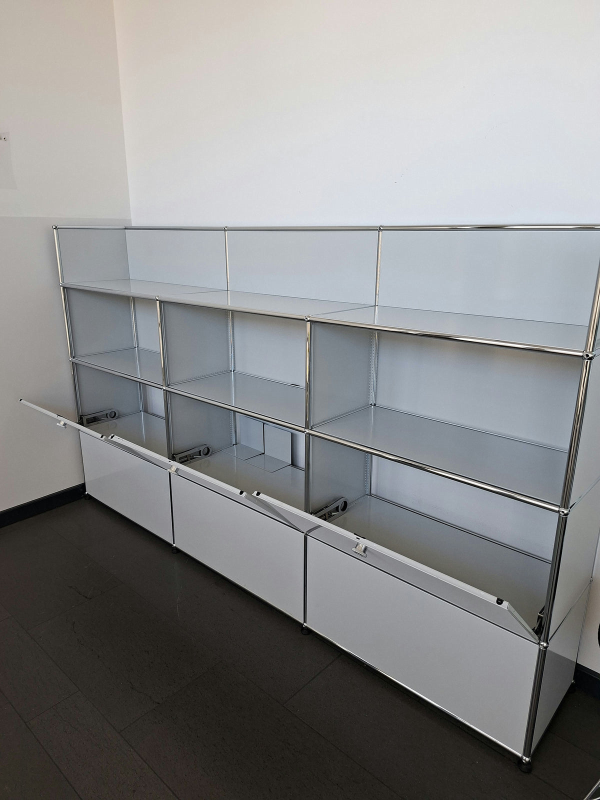 USM Haller Regal 3x4, Lichtgrau, 3 Klapptüren, mit Buffet-Ebene – offen