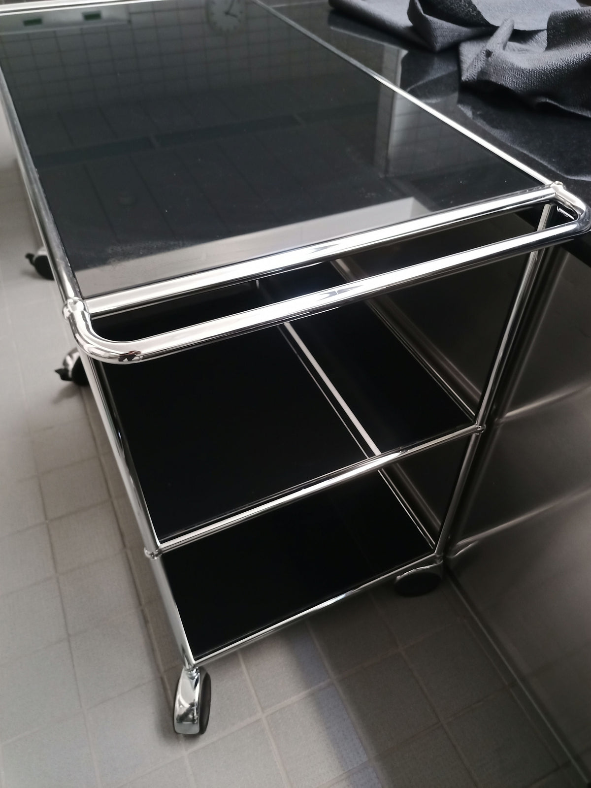USM Haller Rollwagen 1x2 Tiefe 50, Graphitschwarz, mit Stossbügel – offen