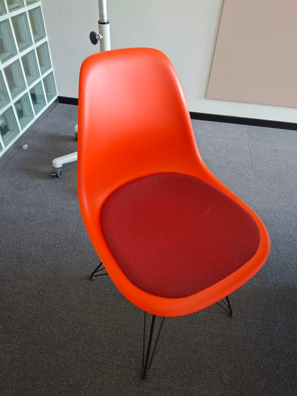 Vitra Eames Plastic Side Chair DSR, Hellrot