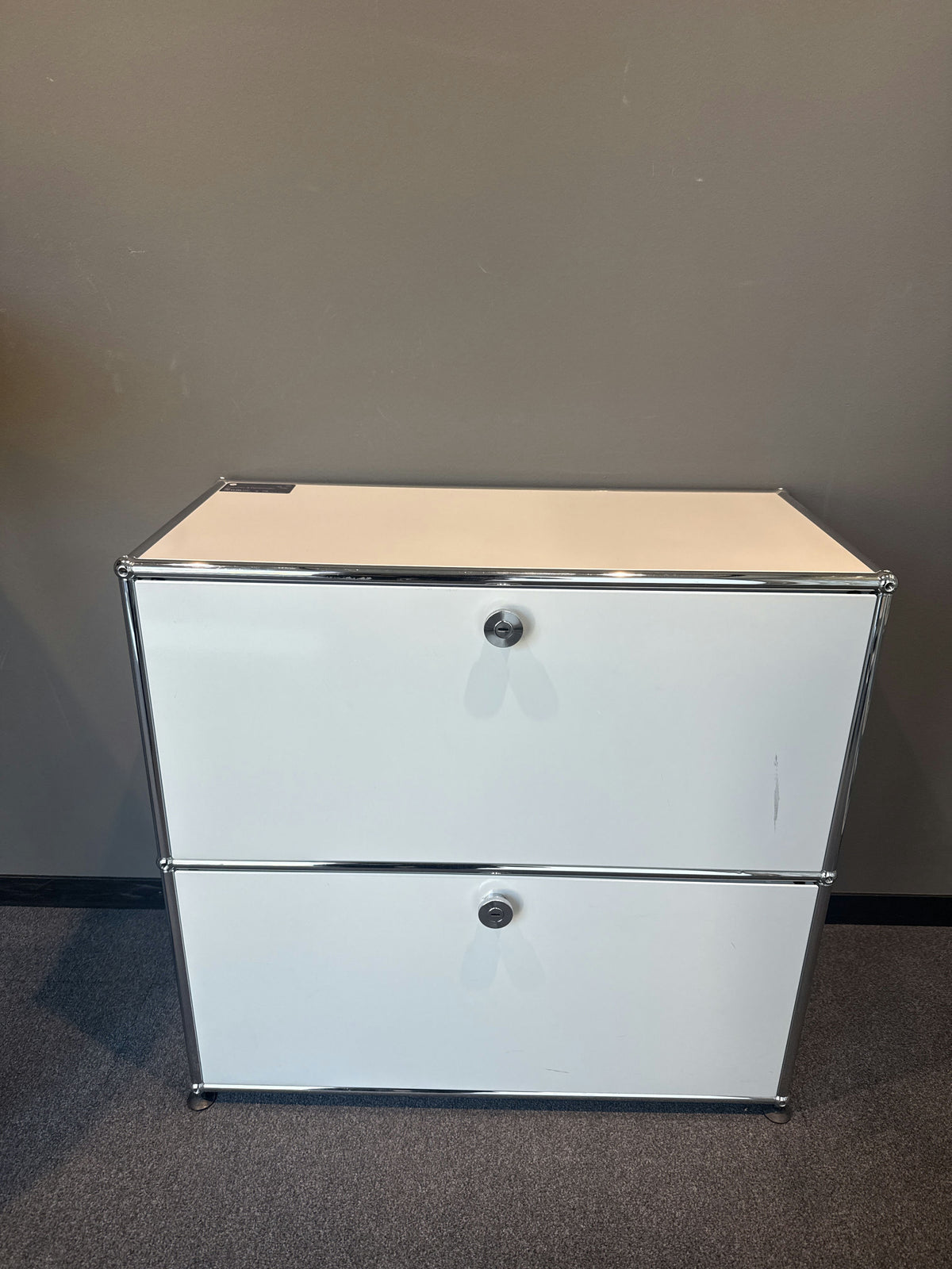 USM Haller Regal 1x2, Lichtgrau, 2 Ausziehtüren, 3 Ausziehtablare – geschlossen