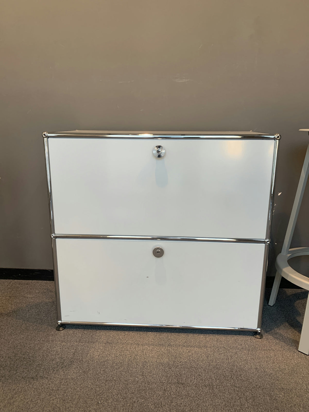 USM Haller Regal 1x2, Lichtgrau, 2 Ausziehtüren, 3 Ausziehtablare