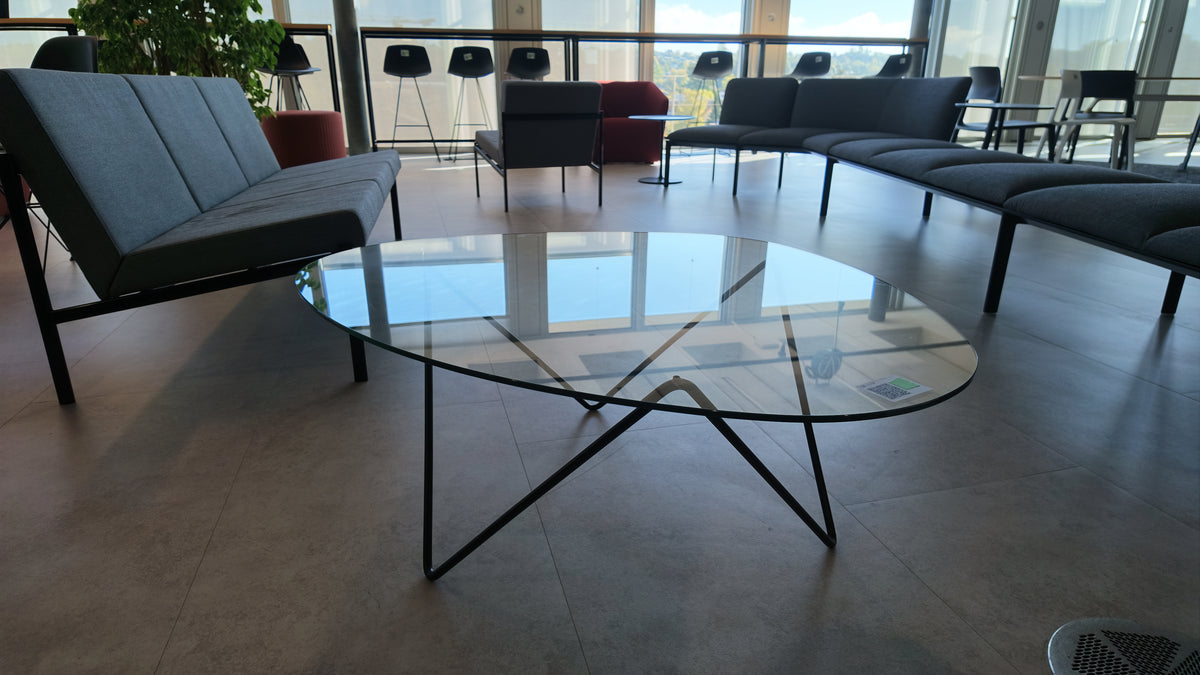 Gubi Pedrera Couchtisch, Glas, Gestell Schwarz, 106 × 86 cm