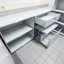 USM Haller 2x2 Tiefe 50, Lichtgrau, Ausziehtüre, Ausziehtablar, 2 A6-Schubladen