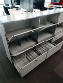 USM Haller Regal 2x3, Lichtgrau, 4 Klapptüren, 2 Ausziehtüren – offen