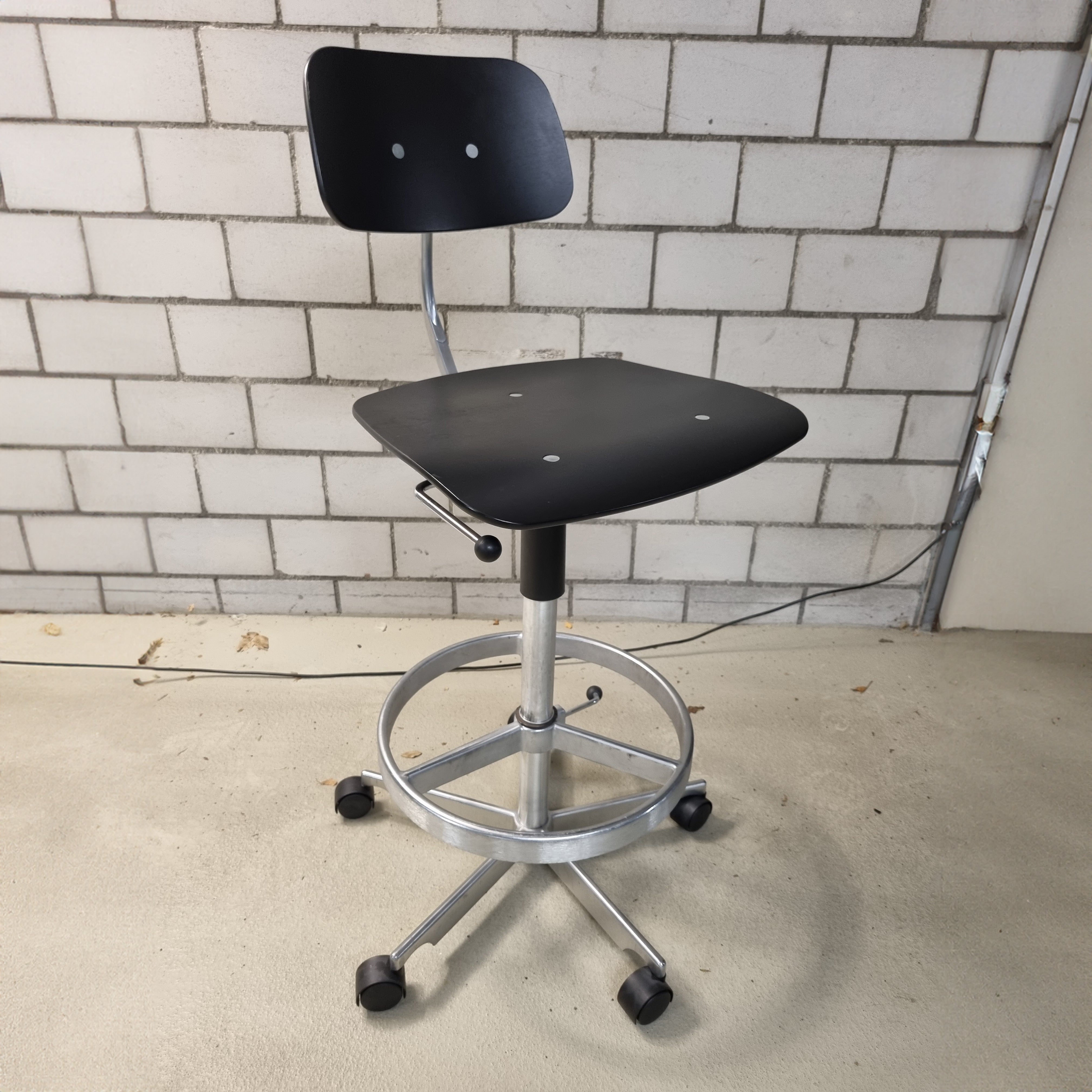 Engelbrechts KEVI 2533 Drehhocker Schwarz mit Lehne