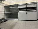 USM Haller 2x2 Tiefe 50, Lichtgrau, Ausziehtüre, Ausziehtablar, 2 A6-Schubladen – geschlossen
