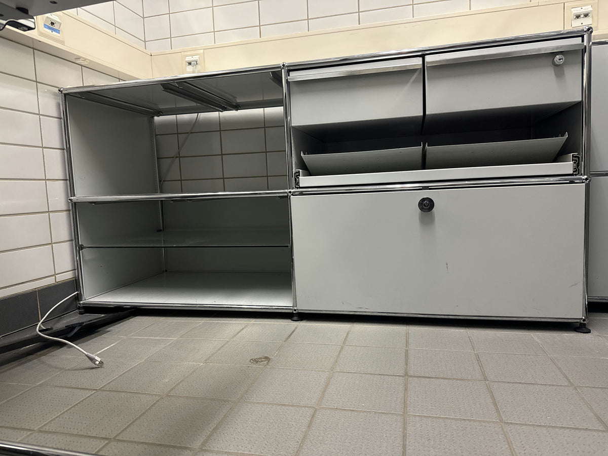 USM Haller 2x2 Tiefe 50, Lichtgrau, Ausziehtüre, Ausziehtablar, 2 A6-Schubladen – geschlossen