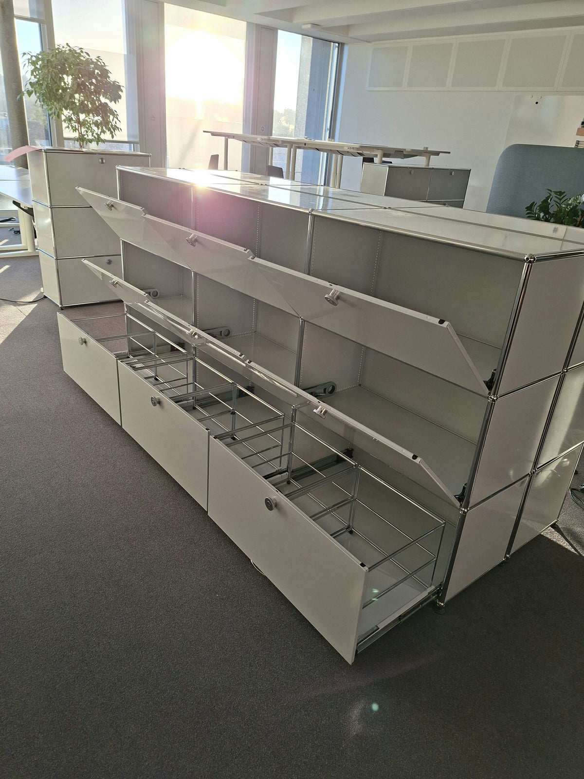 USM Haller Regal 3x3, Lichtgrau, 6 Klapptüren, 3 Ausziehtüren