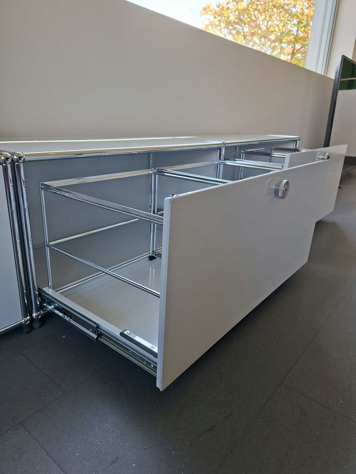 USM Haller Regal 2x1, Lichtgrau, 2 Ausziehtüren – offen
