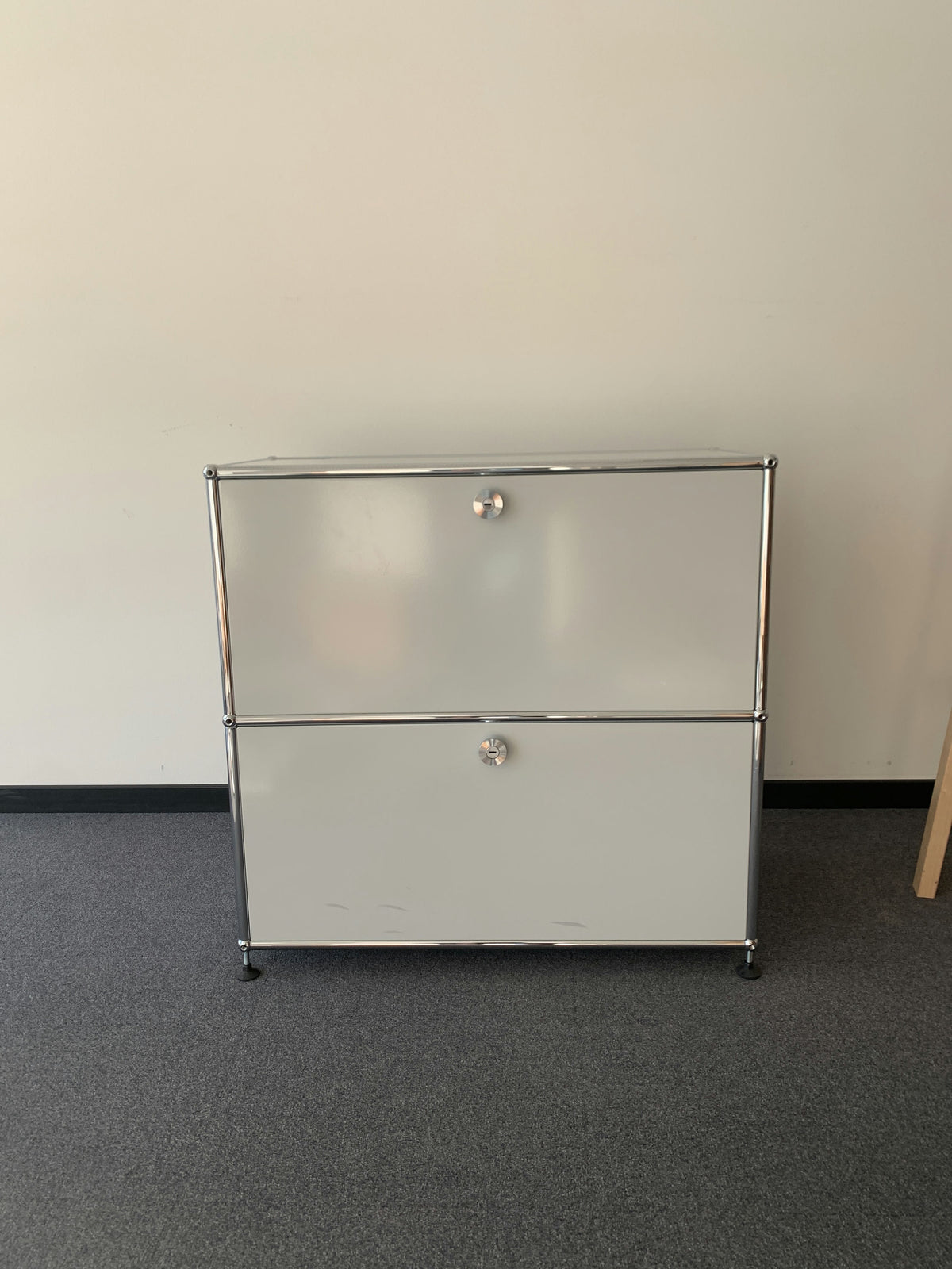 USM Haller Regal 1x2, Lichtgrau, 2 Ausziehtüren, 1 Ausziehtablar – geschlossen