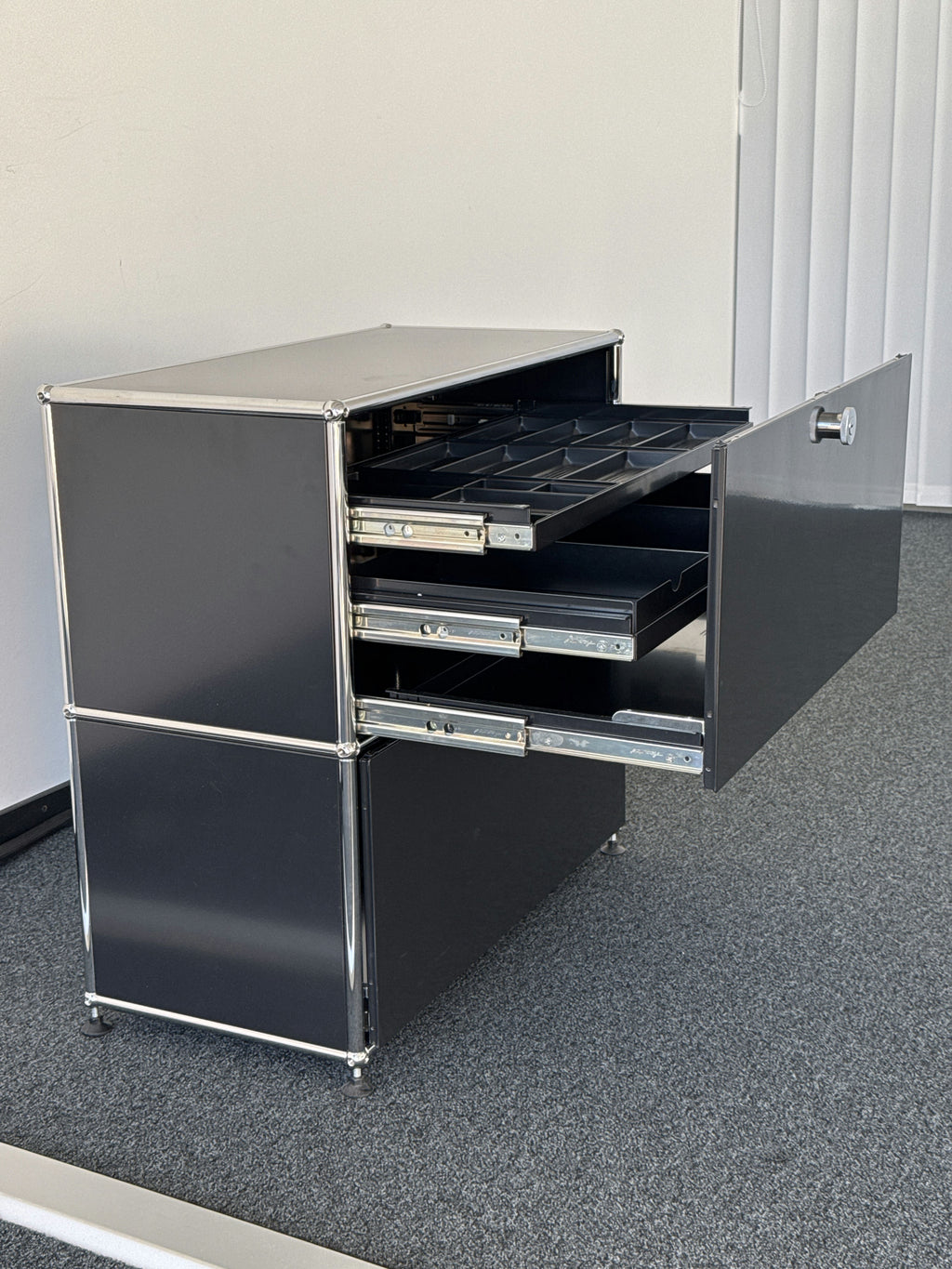 USM Haller 1x2 Graphitschwarz, 2 Ausziehtüren, 2 Tablare