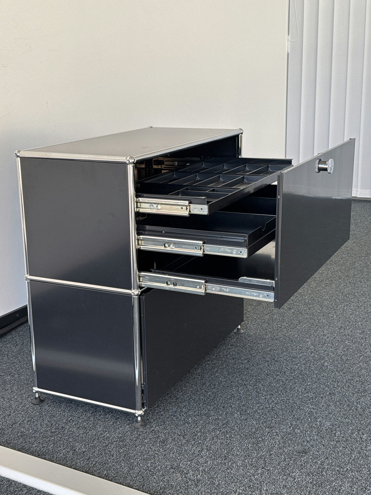 USM Haller Regal 1x2, Graphitschwarz, 2 Ausziehtüren, 2 Ausziehtablare – offen