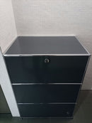 USM Haller 1x3 Tiefe 50, Graphitschwarz, 3 Ausziehtüren, 3 Ausziehtablare – geschlossen