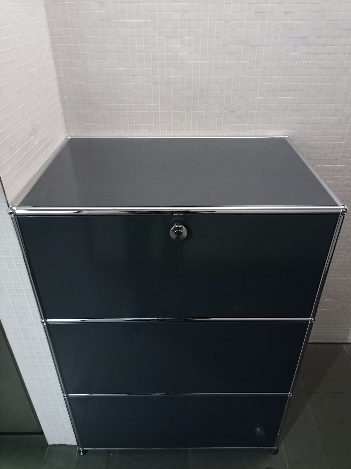 USM Haller 1x3 Tiefe 50, Graphitschwarz, 3 Ausziehtüren, 3 Ausziehtablare – geschlossen