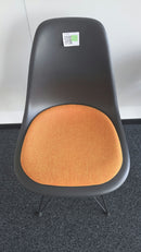 Vitra Eames Plastic Side Chair DSR, Schwarz mit Sitzpolster Orange