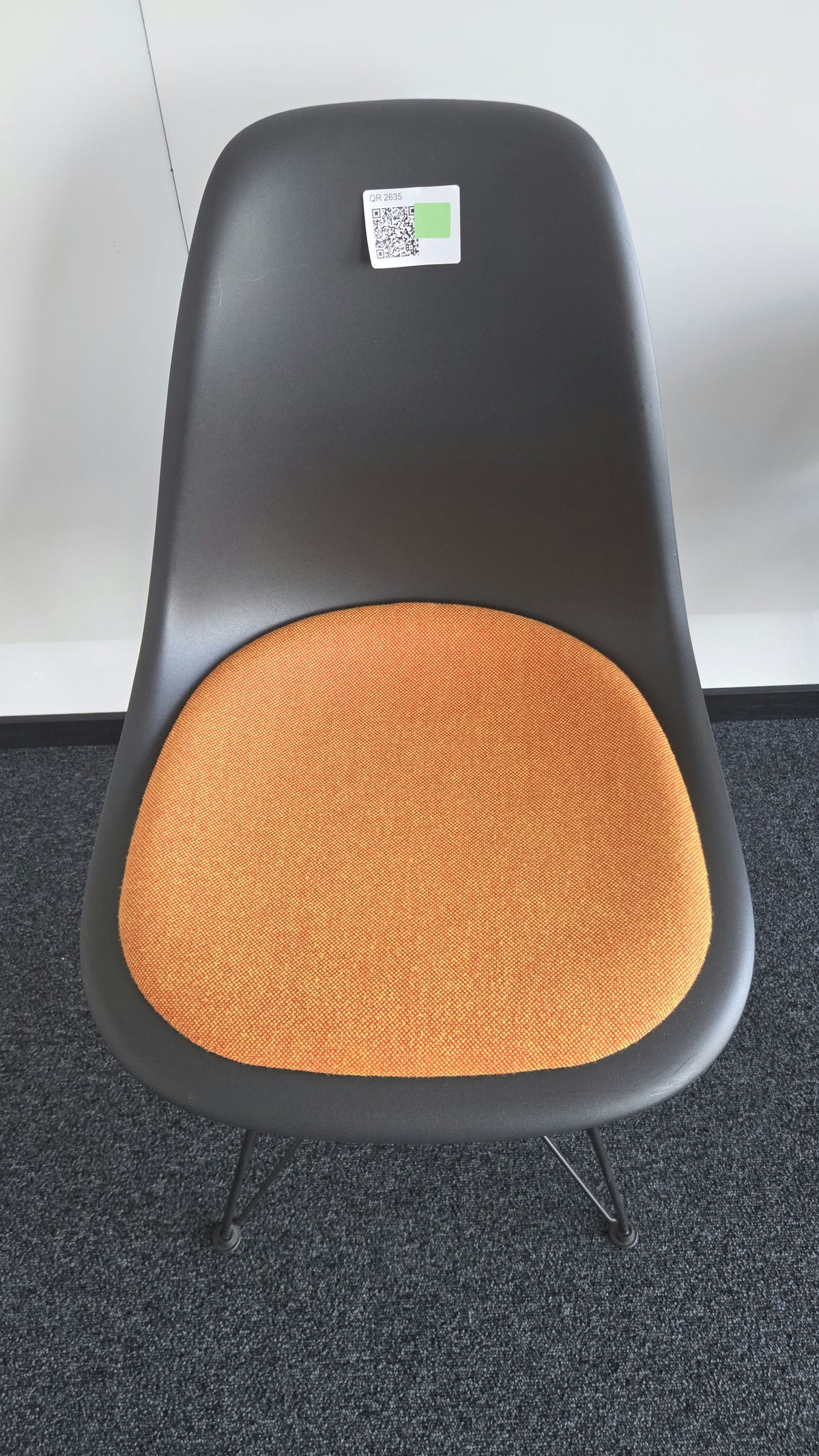 Vitra Eames Plastic Side Chair DSR, Schwarz mit Sitzpolster Orange