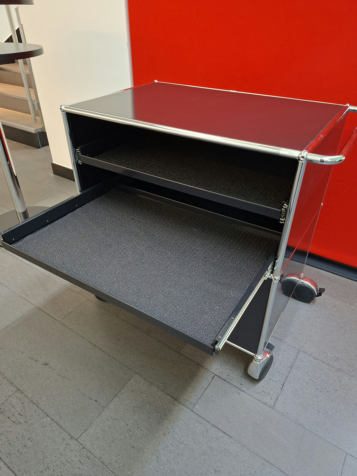 USM Haller Rollkorpus 1x2 Tiefe 50, Graphitschwarz, 2 Ausziehtablare, mit Stossbügel – offen