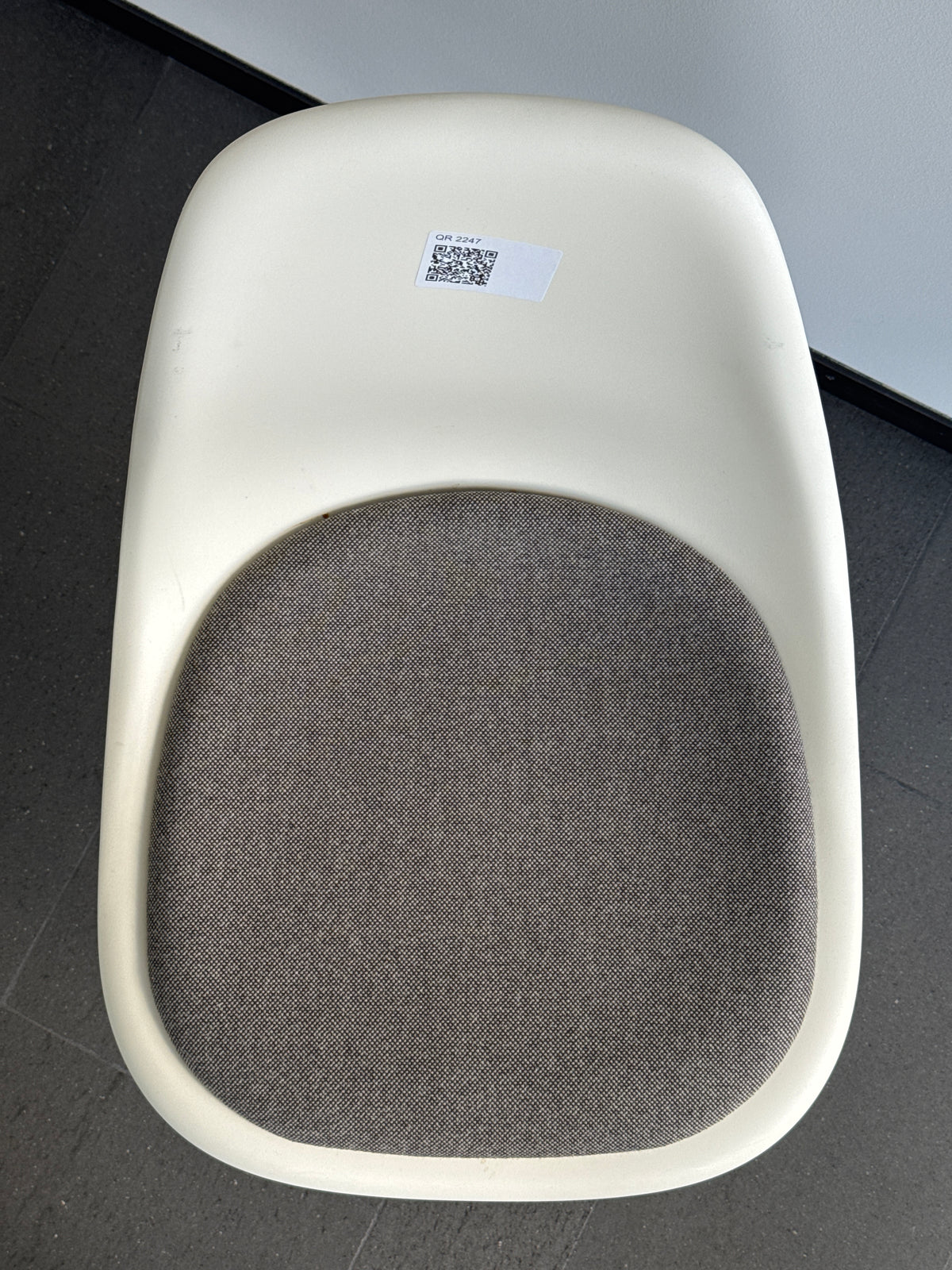 Vitra Eames Plastic Side Chair DSR, Creme mit Sitzpolster Orange